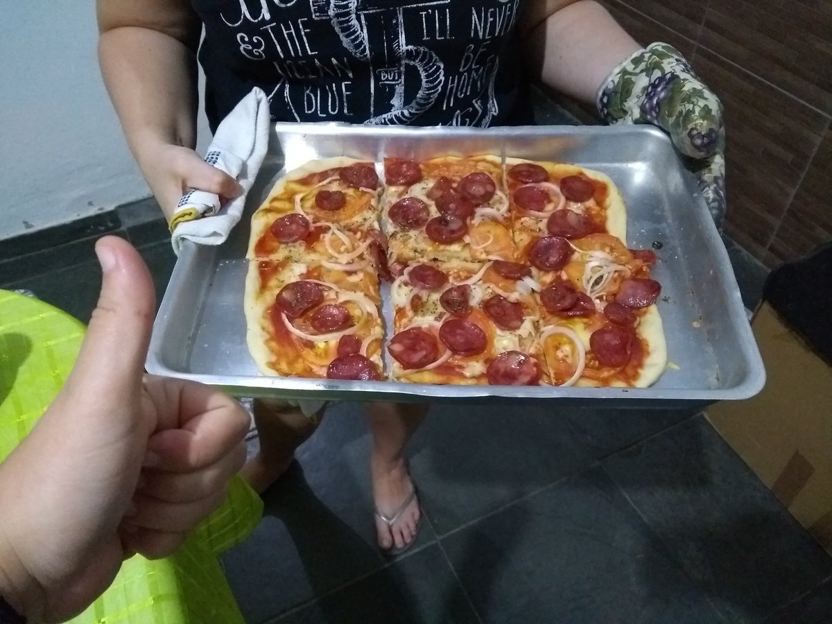 RhaGatti's tweet photo. @AssombradoBlog #JornalAssombrado olha aí Mateus, ainda teve a segunda rodada da pizza de calabresa. Hahaha https://t.co/gMOEisTiO1
