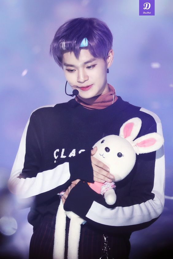 crazyinyoung's tweet photo. มีแม่ยัยน้องหรือบิวตี้บล็อกเกอร์คนไหนที่��ูรูเรื่องลิปบ้างคะ อยากให้ออกมารีวิวสีลิปตามน้องหน่อย ไม่จำเป็นต้องแบบเดียวกับที่น้องใช้เด้ะๆ แต่แค่สีเหมือนก็พอ คือเห็นสีปากน้องแล้วอยากแต่งตามมากเลยค่ะฮือออ #DAEHWI #WANNAONE #ไว้รีวิวห้ามขายของโว้ยย https://t.co/h9eH2mO3SE