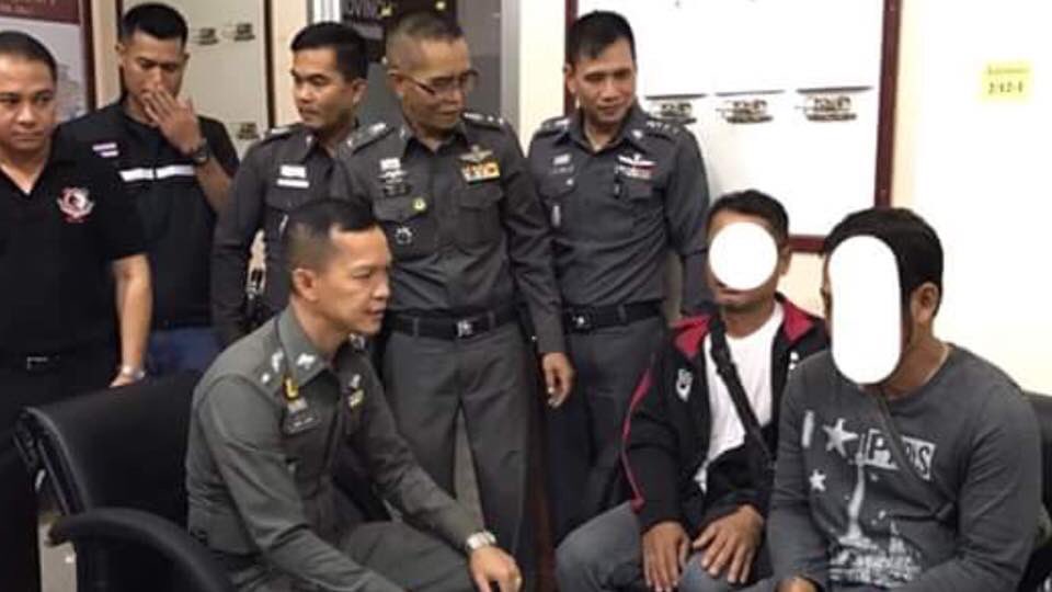 PoliceRegion3's tweet photo. ตำรวจเมืองสุรินทร์ จับแล้ว สองพี่น้องแอบอ้างเป็นตำรวจสายสืบ โบกรถตรวจค้นชาวบ้าน https://t.co/TsnfdIVUi6 @tri333 @MrVop @TRS995radio @fm91trafficpro @news1005fm @juranees182 @prd_official @PoliceTV_tv @PoliceSpokesmen @Kitti3Miti https://t.co/lQtR7kRCVn