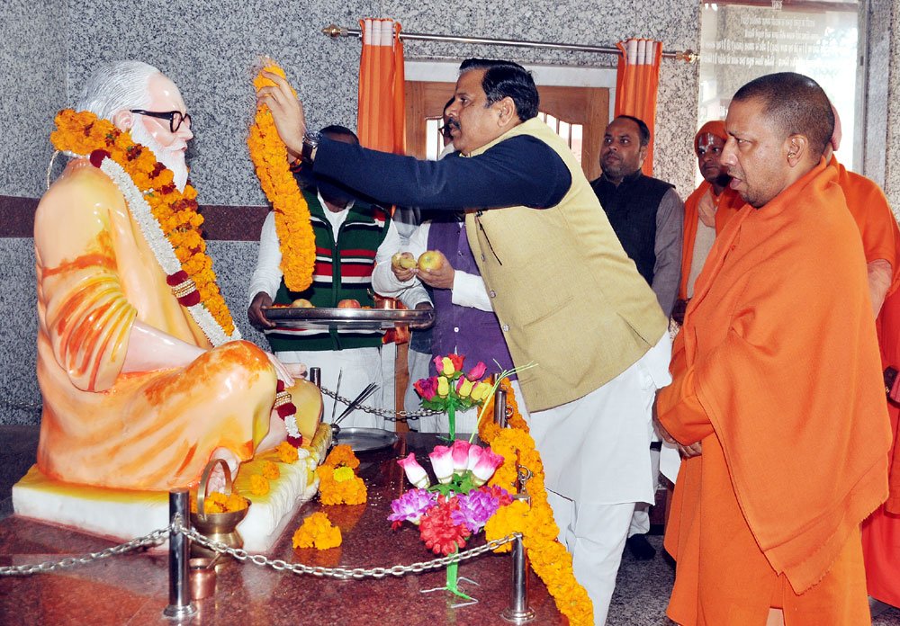 myogiadityanath's tweet photo. आज गोरखपुर प्रवास के दौरान, प्रदेश के ग्राम्य विकास, समग्र ग्राम विकास, चिकित्सा एवं स्वास्थ्य राज्यमंत्री (स्वतंत्र प्रभार) डॉ महेन्द्र सिंह जी के साथ गोरखनाथ मंदिर परिसर स्थित गुरु गोरक्षनाथ जी का दर्शन किया व ब्रह्मलीन महंत अवेद्यनाथ जी महाराज के समाधि स्थल पर पूजा की। https://t.co/rC82Vm1lPh