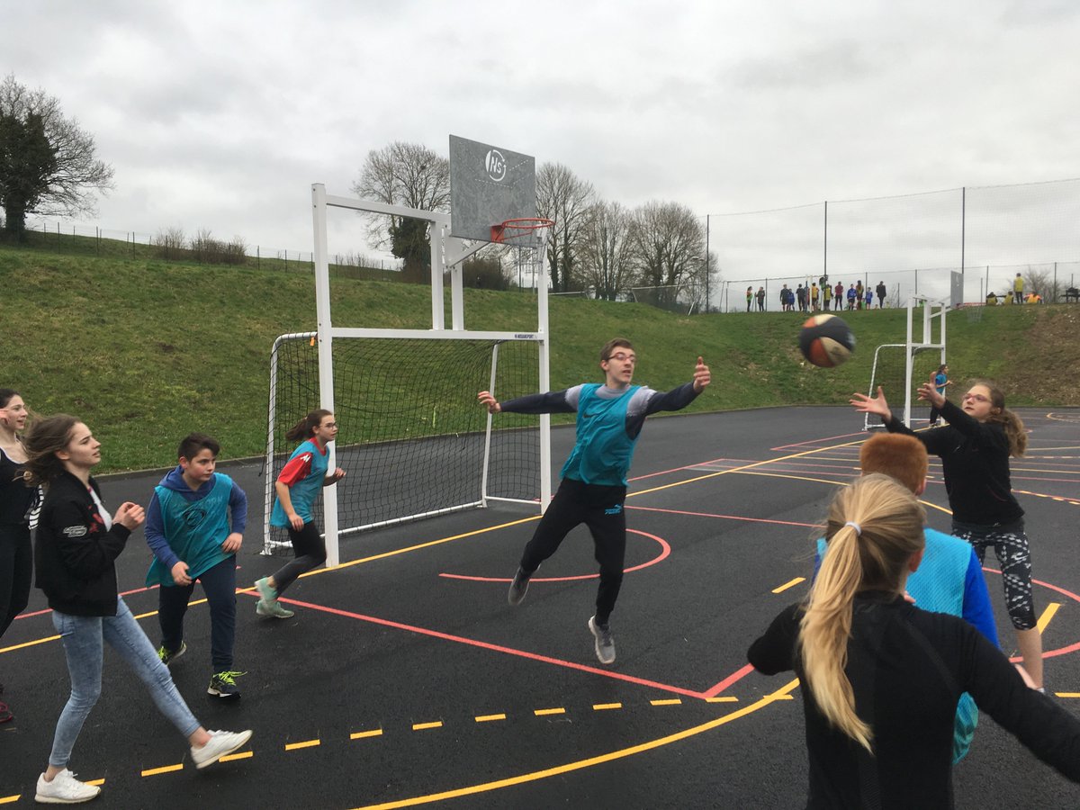 ClgGace61's tweet photo. Début de la semaine Semaine Olympique et Paralympique. Jeux sportifs tous les midis de la semaine: basket, laser-run, foot attaché, handball, et quizz avec le #CDOS61. Aujourd’hui avec les élèves de 4ème. Bonne semaine olympique à tou.te.s 😀 #SOP2018 #Paris2024 https://t.co/caRwzKxe7s