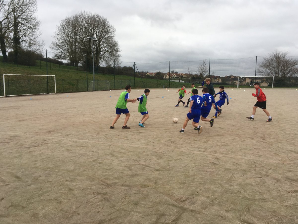 ClgGace61's tweet photo. Début de la semaine Semaine Olympique et Paralympique. Jeux sportifs tous les midis de la semaine: basket, laser-run, foot attaché, handball, et quizz avec le #CDOS61. Aujourd’hui avec les élèves de 4ème. Bonne semaine olympique à tou.te.s 😀 #SOP2018 #Paris2024 https://t.co/caRwzKxe7s