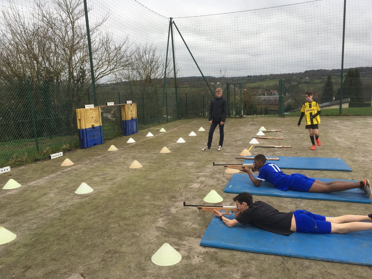 ClgGace61's tweet photo. Début de la semaine Semaine Olympique et Paralympique. Jeux sportifs tous les midis de la semaine: basket, laser-run, foot attaché, handball, et quizz avec le #CDOS61. Aujourd’hui avec les élèves de 4ème. Bonne semaine olympique à tou.te.s 😀 #SOP2018 #Paris2024 https://t.co/caRwzKxe7s