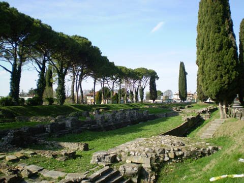 Today's #MondayHistory: #Claudius &amp; #Aquileia. The #Emperor👑enlarged the fluvial #harbour, enabling the city to become rich and flourishing. 
A statue portraying Claudius as thriumphant soldier, now at the #Museum, proves the strong connection between the colony and the Emperor.