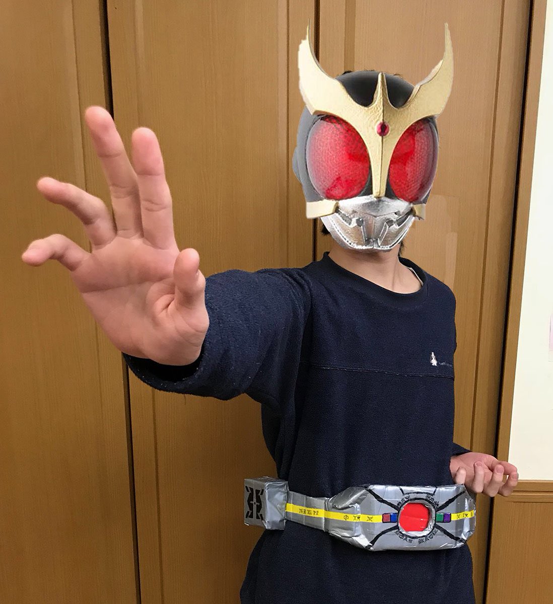 ぱーれー در توییتر ダンボールで仮面ライダーのベルトを作ることを趣味にしている中学生の息子がクウガのベルトを作ってきた つけて変身ポーズ とらせてみたらなかなか決まってる 自分のクウガ好きの血がしっかり流れているのだなあと感心した Kuuga Nitiasa 仮面