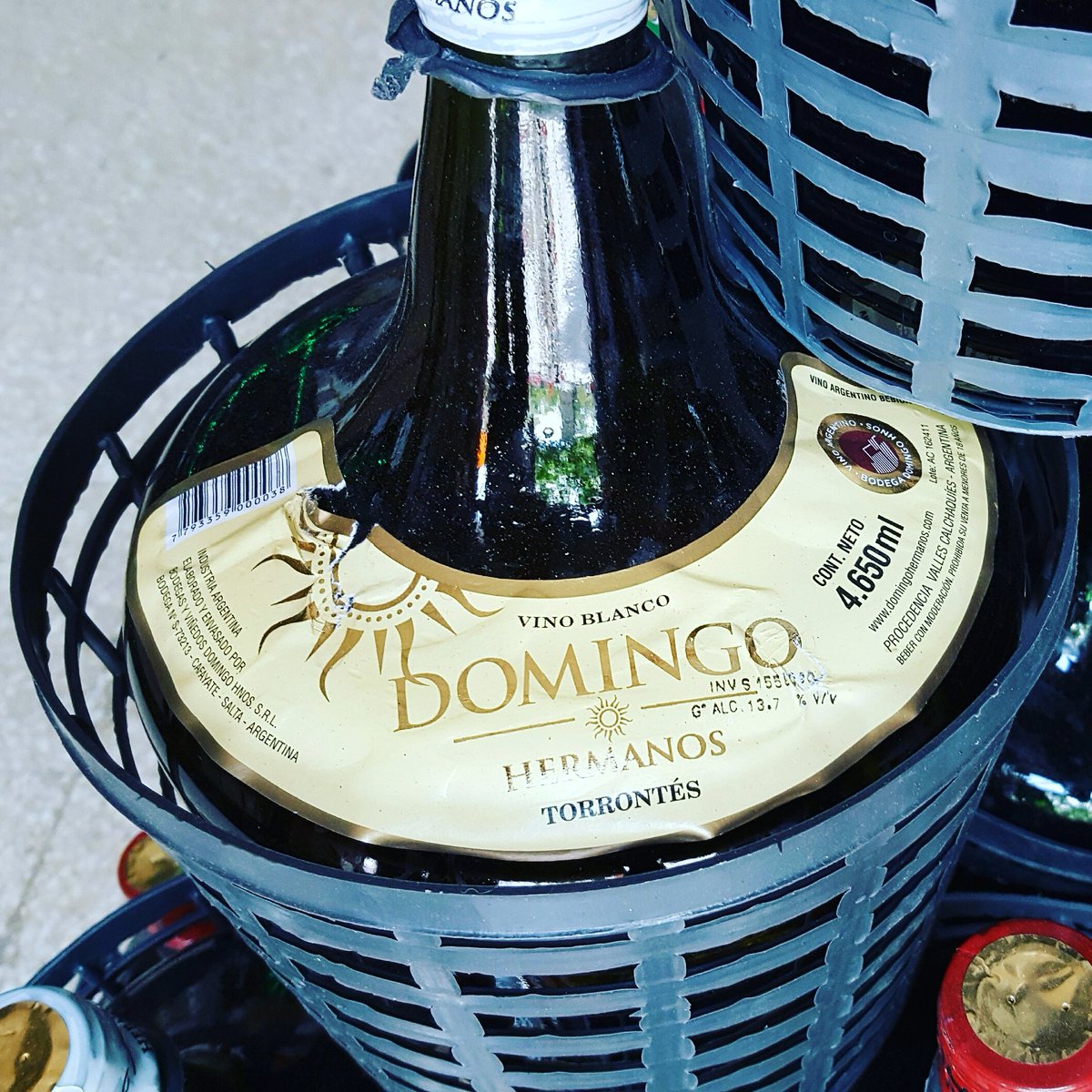 Dicen que en cada damajuana hay embotellado un pedacito del alma de Cafayate. Y debe ser así, nomás.
👉 instagram.com/p/BeiN6j8hMee/