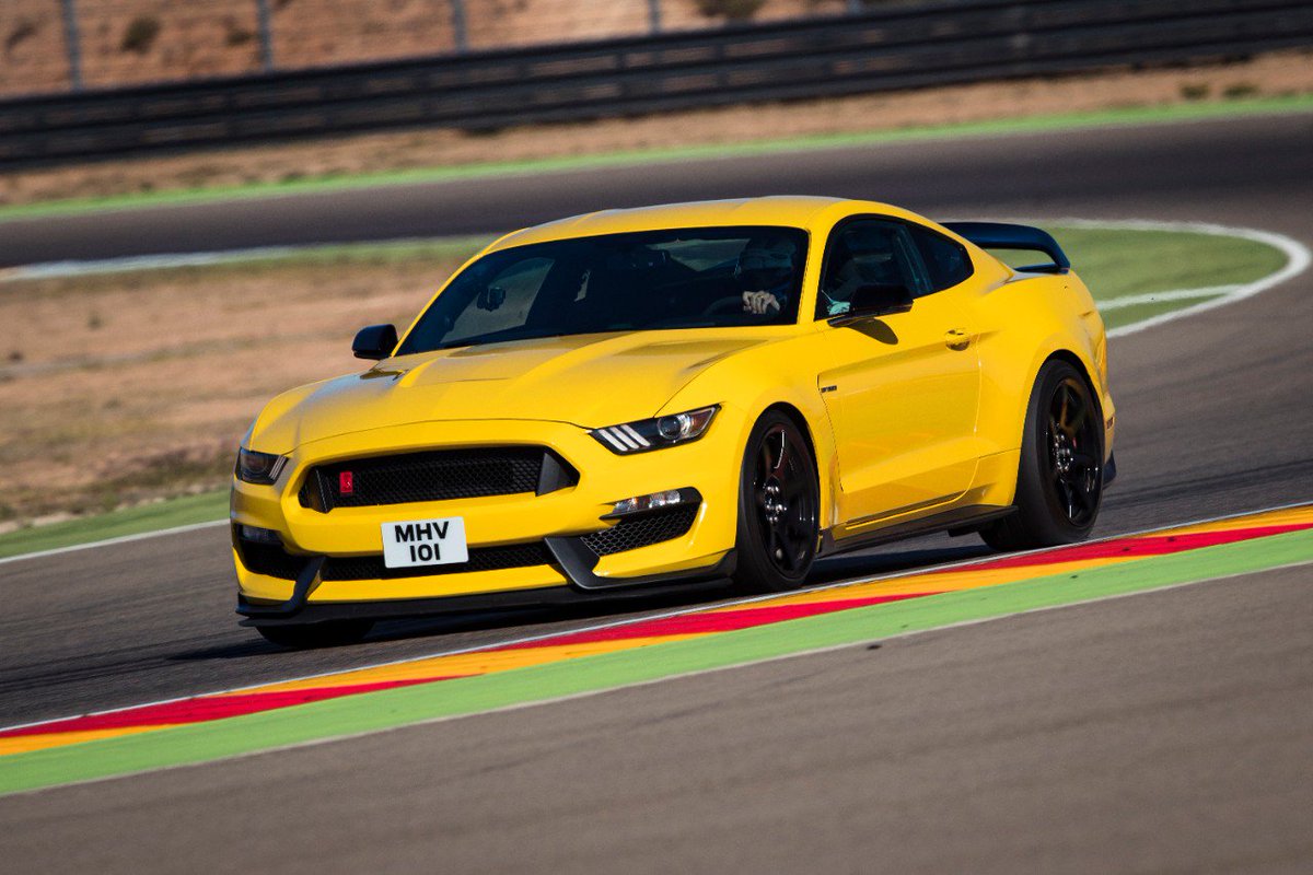 AUTOMOTIVPRESS's tweet photo. 8 modèles de la gamme @FordPerformance, pilotés par la team Ford @CGRTeams, se sont affrontés sur le circuit de Motorland (5,435 km) lors d'un contre-la-montre : Ford F-150 Raptor, Fiesta ST mk1 et mk2, Focus RS, Mustang GT, GT350R, Ford GT et Ford LMGTE. cc @FordFrance 🏁 https://t.co/Y8JQV5e955