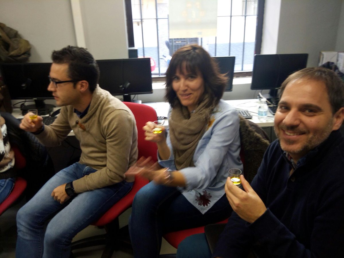Sabores_de_Jaen's tweet photo. #cataexpress a los Agentes de Innovación Local de la @RedGuadalinfo que nos ha hecho un hueco para degustar los #aoves de la V Quincena de Degustación de Aceites Verdes #DegustacionAceitesVerdes @CasonaBioAove @orodecanava @EsencialOlive https://t.co/12SHPbrcHx