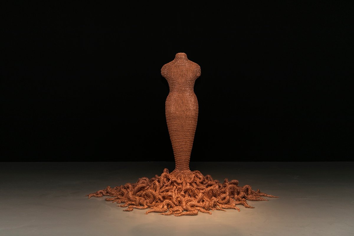 Sanat ve kadın bağlamında hem tarihsel hem de şiirsel bir örüntü oluşturan Susie MacMurray, eserlerinde feminizme dair yeni bir dil yaratıyor. <a href="/AkbankSanat/">Akbank Sanat</a>'taki “Garip Meyve / Strange Fruit” sergisi üzerine sanatçı MacMurray ile bir araya gelerek konuştuk. bit.ly/2rJKWO6