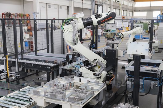 FoggyMan7's tweet image. RT @of2011: L’isola di lavoro, con #robot #KawasakiRobotics, fornita da #TiesseRobot a una #fonderia nella Repubblica Ceca assicura l’asservimento dei #centridilavoro e l’#automatizzazione del processo produttivo per particolari di veicoli industriali 

…