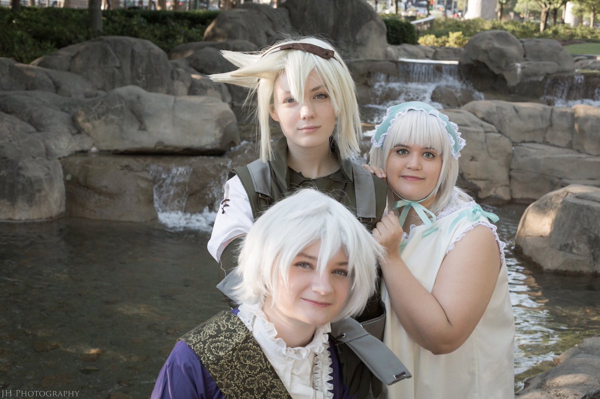 amairanger's tweet photo. “What’s my favorite place?”
“Home! ...As long as you’re around.”
Photo: @Hakuoro917
Brother Nier: rialiri on IG
Emil: 3wayfinders on IG
Yonah cosplay made by me
Yonah wig: @ArdaWigs Magnum Long in Silver
#niercosplay #nierreplicantcosplay #plussizecosplay #momocon2017 https://t.co/GhEGguKIWw