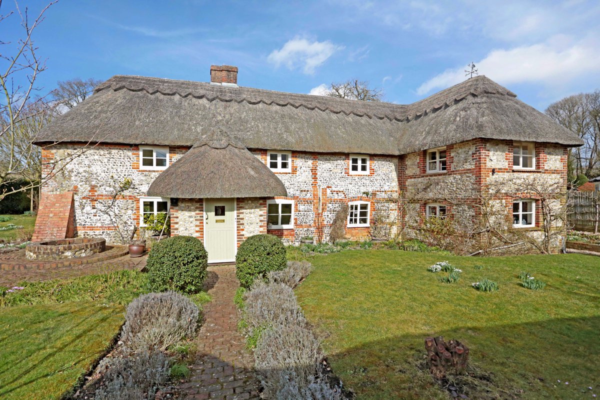 KF_Hampshire's tweet photo. A beautifully presented 4 bedroom family house #ForSale in #VernhamDean #Hampshire https://t.co/ERXQ3ftkCo https://t.co/NDGAk6J0yg