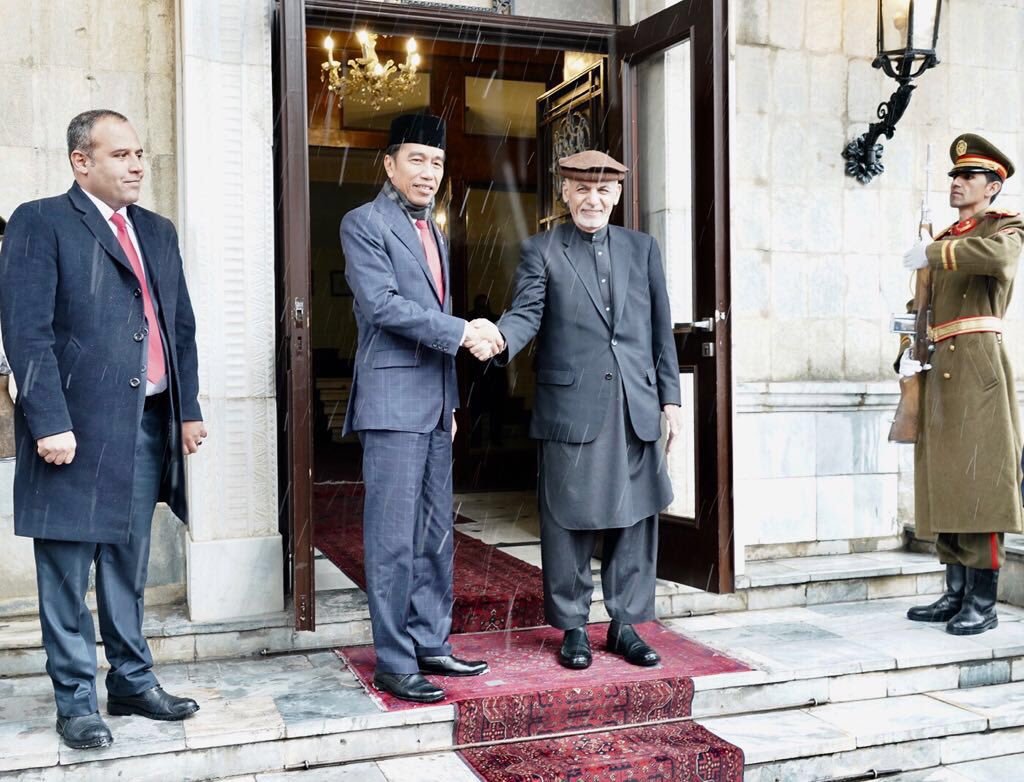 Disambut salju di Kabul, Afghanistan. Ini kunjungan kedua Presiden Indonesia setelah kunjungan terakhir Presiden Sukarno pada tahun 1961 -Jkw