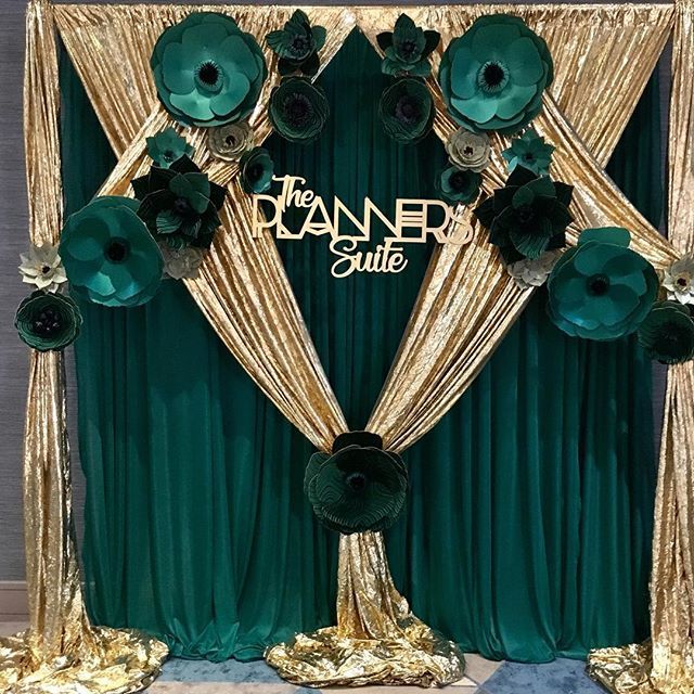 LaSoireeChic's tweet photo. Super excited to be attending @theplannerssuite! Thank you so much for the invite @fabulousfox_designs. Your backdrop is GORGEOUS! Love the fabric flowers by @ambience_decor and custom sign by @ten23designs.
.
.
#TPS2018 #Dare2Dream #EmeraldCity #WizardO… https://t.co/0WuZB8UaYD https://t.co/dNLxnMbVIN