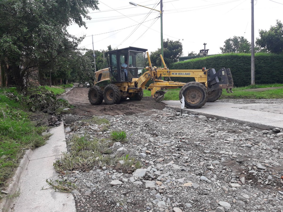 MuniTafiViejo's tweet photo. #TafiViejo A primera hora comenzó la reparación de las arterias que fueron afectadas por las tormentas. Los equipos trabajan en calles Bolivar, Perú Norte y Uttinger. Por la tarde lo harán en barrio Calpini y La Picada. https://t.co/gsHMCLvqLx