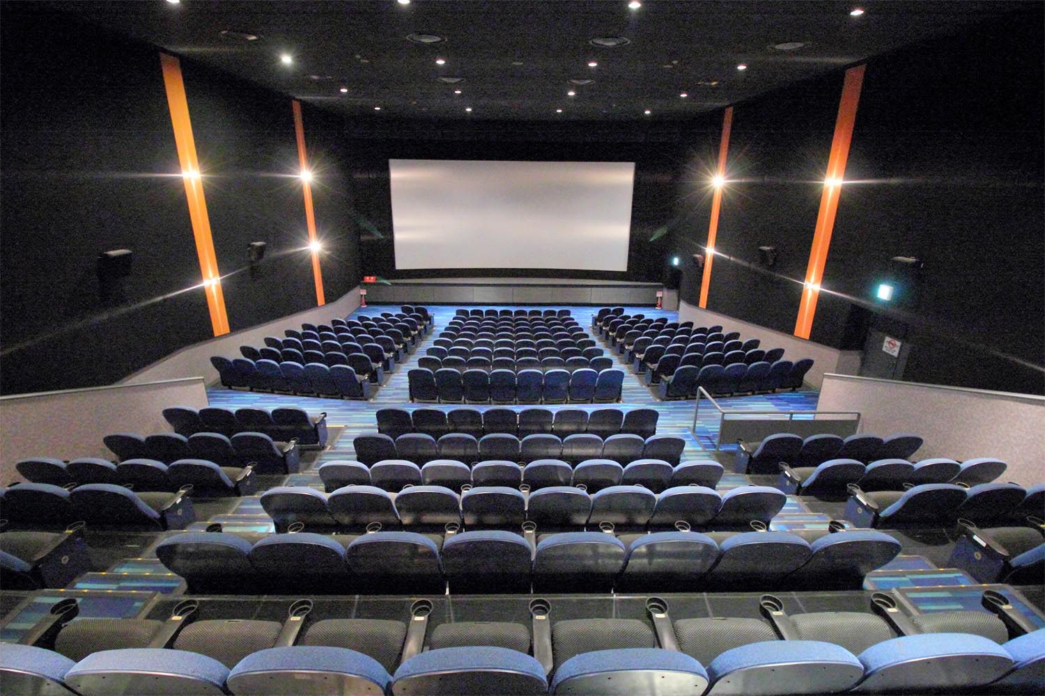 敦賀の人 Twitter પર イオンシネマ久御山 スクリーン4 ガールズ パンツァー最終章 第1話 7 1ch上映 L列中央付近で鑑賞 284席の中箱 音量大きめ設定らしく 砲撃や爆発はシートが震えるレベルで鳴り響く スクリーン1と比べるとエコーがかからず きちんと