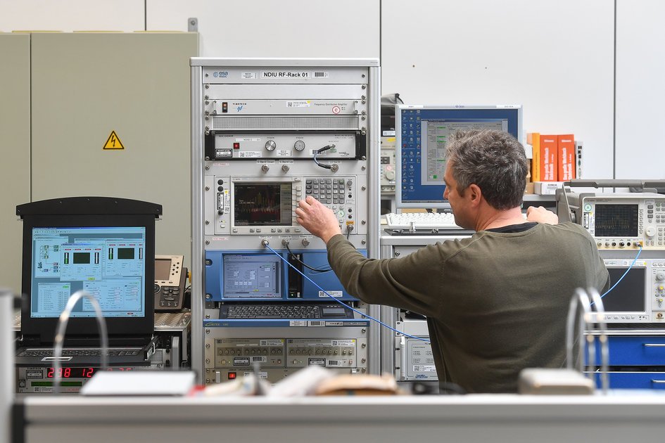 esaoperations's tweet photo. A spacecraft like @ESAGaia has 42 000 telemetry parameters & 2650 control parameters - comparable to a mid-size jet aircraft, plus hundreds of thousands of lines of code on board - and the ground system has millions more #TinkerersLab https://t.co/wNQseurJR8 https://t.co/GtCdTUthTJ