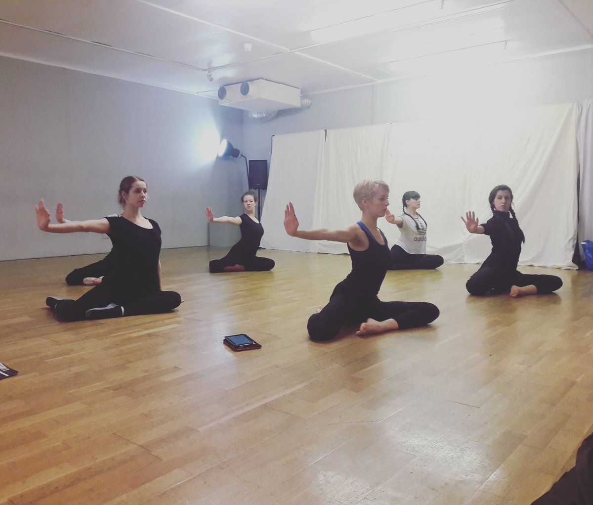 These girls though! Could watch them work all day... and I do 😉 <a href="/CreationBoxLdn/">CreationBoxLondon</a> <a href="/JemmaGould/">Jemma Gould</a> <a href="/Eloise_Jones24/">Eloise Jones</a> #womenintheatre  #greektheatre #medea 🎭