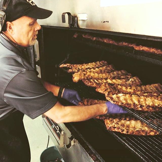 VansPigStands's tweet photo. The #BigGame is coming up. 🏈 You know what would be awesome at your party? #BBQ! Check out our #catering menu here, https://t.co/1uTVbC3n4J and prepare for a feast! The sooner you order the better! 😉 #VansPigStands #GameTime #SBParty https://t.co/ZHOsIENAjY