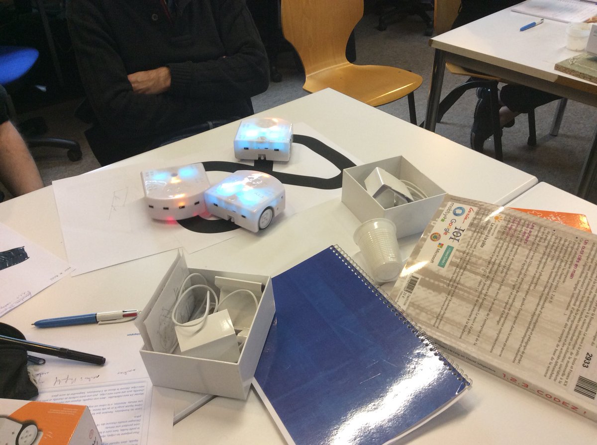 Ch_Martinet86's tweet photo. Maintenant on se branche ! Découvertes, essais, erreurs : une démarche, des idées, des échanges ! On avance dans la bonne humeur... @NettoS_86 @Fondation_Lamap @GoogleCSFirst https://t.co/4j9496blxz
