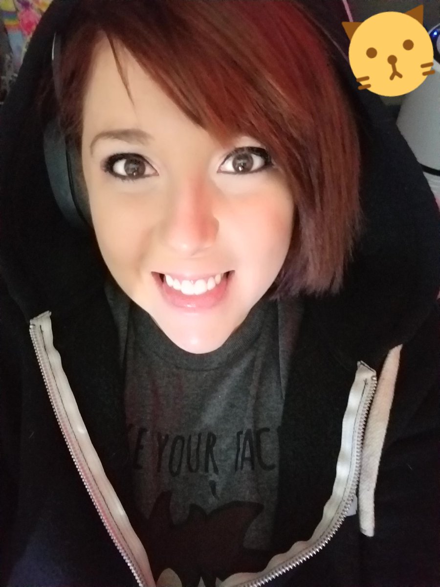 Kintinue's tweet photo. Live! Playing more To the Moon and chatting! Maybe Staxel later? Come hang out! <3 https://t.co/jvxI1qrk5r https://t.co/ns4DpYJ5Bu