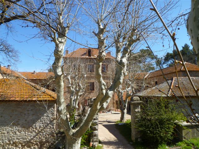 #appelacandidatures #residence #residencecuratoriale au domaine du Défend à #rousset une occasion de découvrir ce #territoire #paysage d'expérimenter de tenter une #immersion ! 
Date limite de #Candidature : 5 mars minuit
voyonsvoir.org/wp-content/upl…