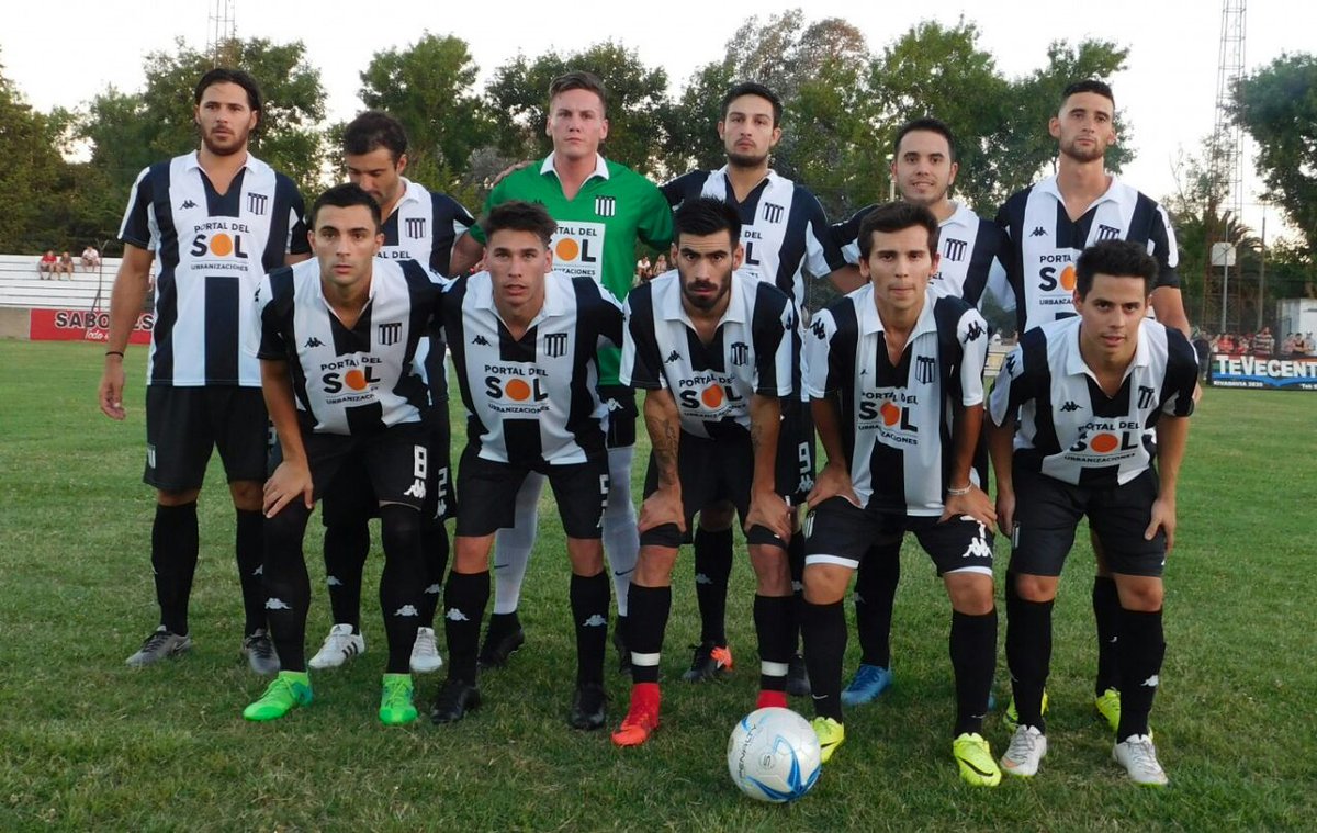 FerrocarrilRoca's tweet photo. #ExFerro #FederalC
El cuiza Cenzano anotó un gol en la victoria 3 a 0 de Huracan de Saladillo vs La Lola.
Ademas jugaron Rodriguez, Tus, Peón, Nuñez y Archet.
Marin y Masachessi lo hicieron del lado de La lola. https://t.co/gXi5qwq0RM
