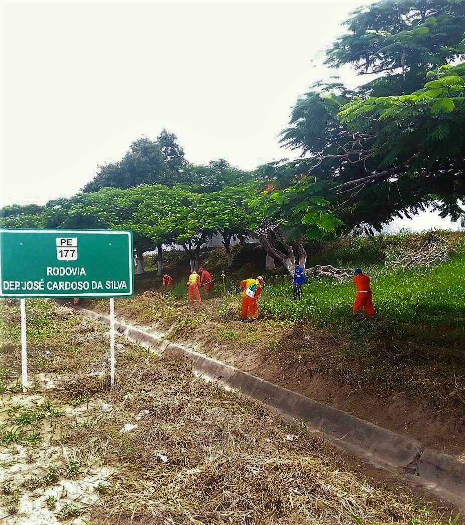 A PE-177 está recebendo ações de conservação ao longo do trecho de 56 quilômetros, que liga os municípios de Quipapá a Garanhuns, passando ainda por Canhotinho, Angelim e São João. #DER #Pernambuco