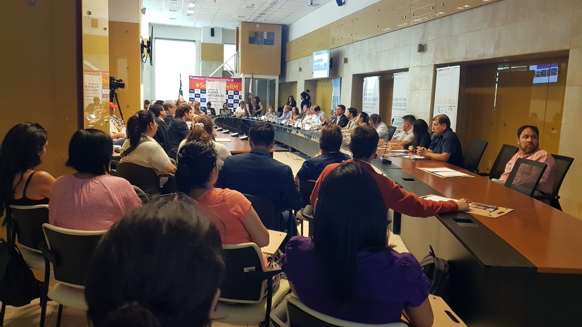 unidaddeplanes's tweet photo. Intendente @Orrego da inicio al Seminario "Planes Integrales: una experiencia innovadora para Barrios de Alta Complejidad" narrando los avances y la historia de @PlanBajosdeMena @PlanLegua y @PlanParinacota 👨‍👩‍👧‍👦

@FPCIUDADANA @SubPrevDelito @Carabdechile @ortegahernan https://t.co/CbZlo37FWC