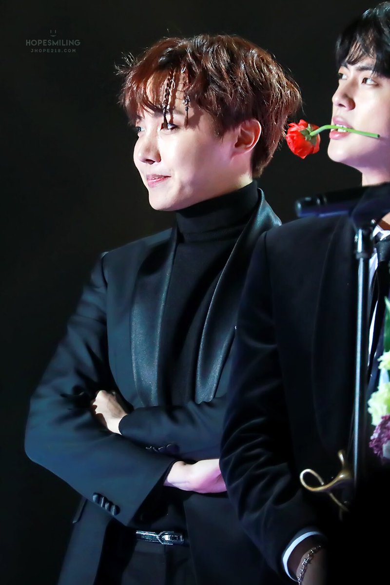 180125 서가대 네 웃음을 저장하고 싶다잉☺️💓 #ThankYouHoseok 
#방탄소년단 #제이홉 #호석 #홉이 #호삐 #iHeartAwards #BestFanArmy
#BTSARMY <a href="/BTS_twt/">방탄소년단</a>