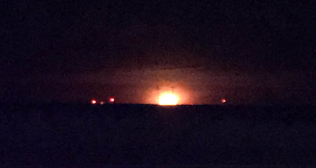 1470Kdhn's tweet photo. Watching the moon go down and the sun come up #agriplexreport #weekdays6:30-8:45am #35yearfarmbroadcaster #toddwhalen #theglowofthewindfarmlights https://t.co/Nw15oq4Zty