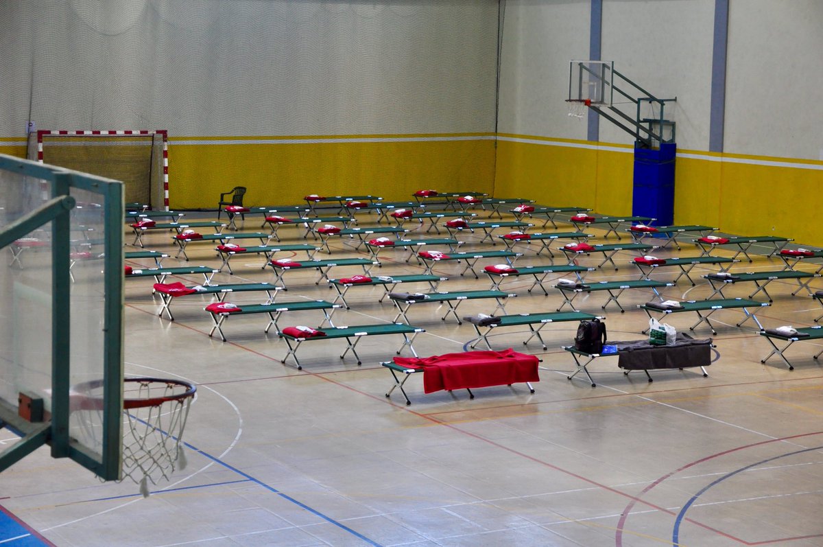El área de Cohesión Social activa un dispositivo para acoger temporalmente a 90 personas sin hogar ante la situación meteorológica adversa que vivimos en estos días. Esta situado en el Pabellón Jesús Telo del Barrio de La Isleta. #Grancanaria #FMACanarias