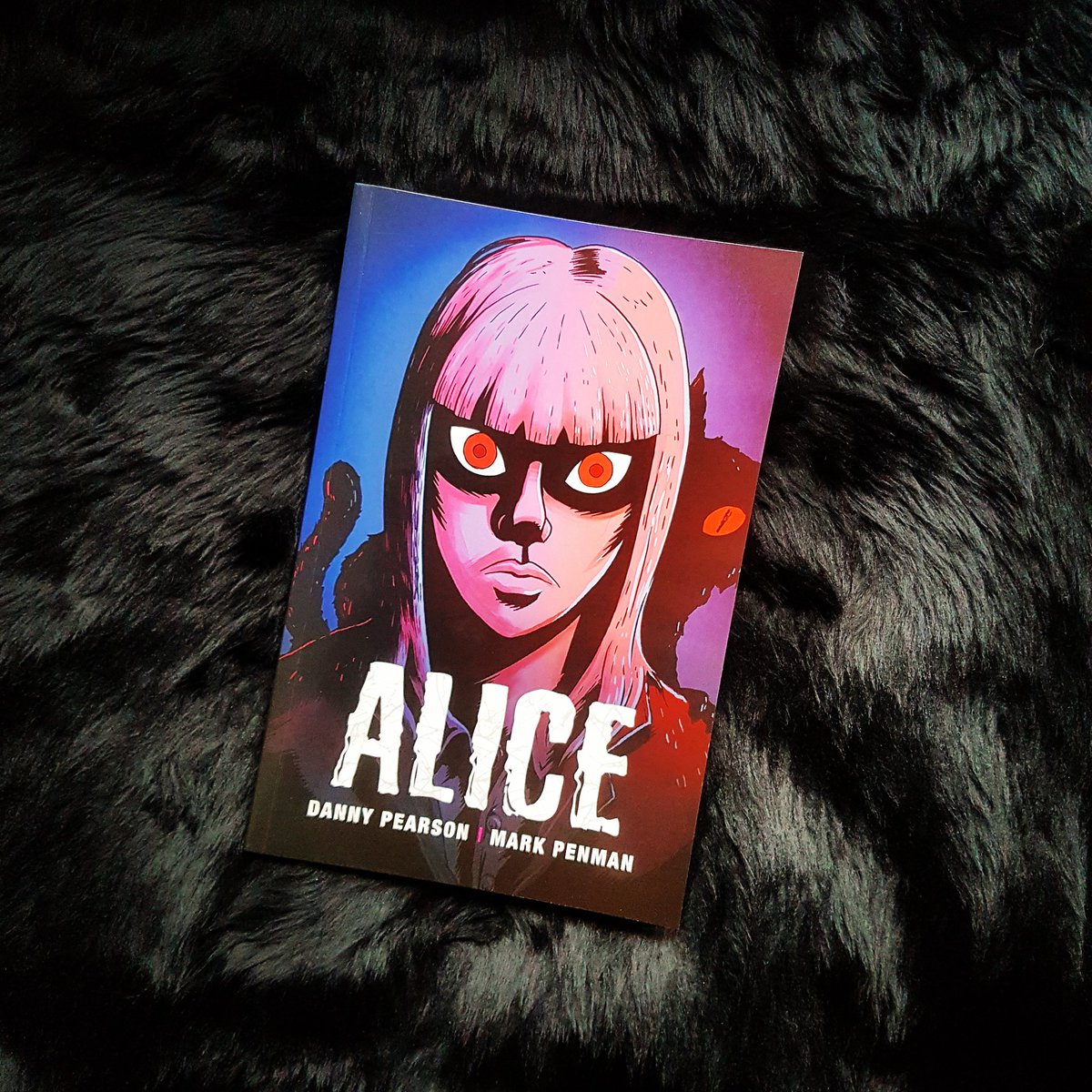 <a href="/HertsHour/">#HertsHour</a> I am EXTREMELY excited to announce I have a new book OUT NOW!  

Meet ALICE  🐱

It's part of the Papercuts collection alongside titles from <a href="/annevansauthor/">Ann Evans</a> <a href="/survivalguide/">Tim Collins</a> @GirlFromBlupo and @kateormand
#hertshour