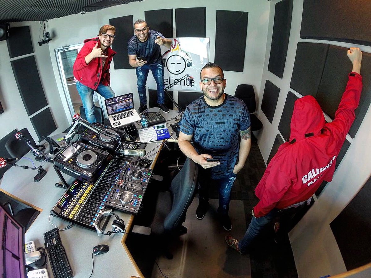 CalienteRadioPa's tweet photo. La hora del almuerzo y de la música se combinan en el #SnackMusic 😎🙌🏻⚡ con @sadathsanjur #PasalaBien @chrismartinl https://t.co/XeEh4fhhPa