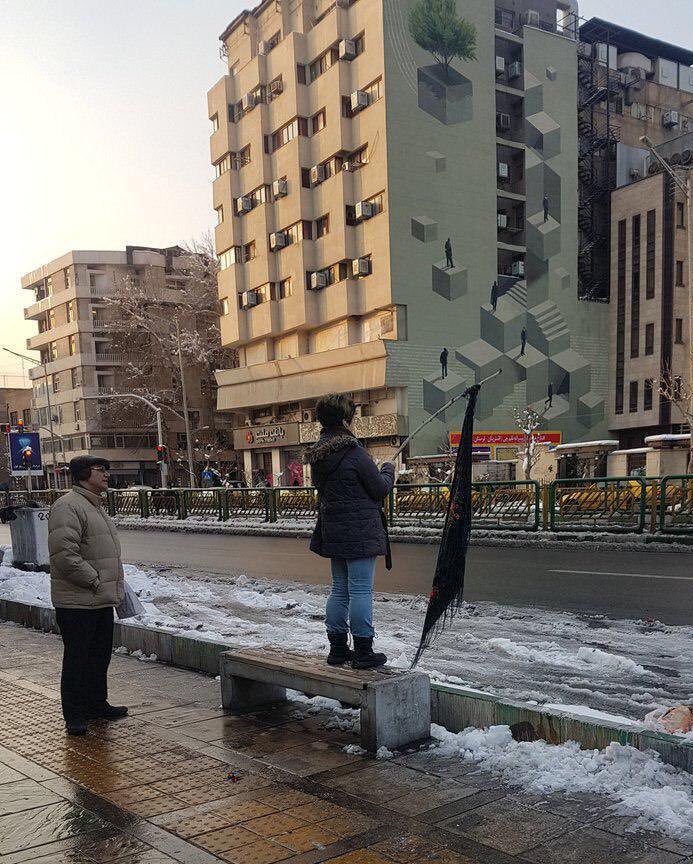 İran'daki kadınlar, meydanda beyaz başörtüsünü sallayarak direnişin sembolü olan ve tepkiler üzerine serbest bırakılan #VidaMovahed'in başlattığı protestoyu sürdürüyorlar. Kadınlar direnişin en önünde yer almaya devam edecek.
#دختران_خیابان_انقلاب