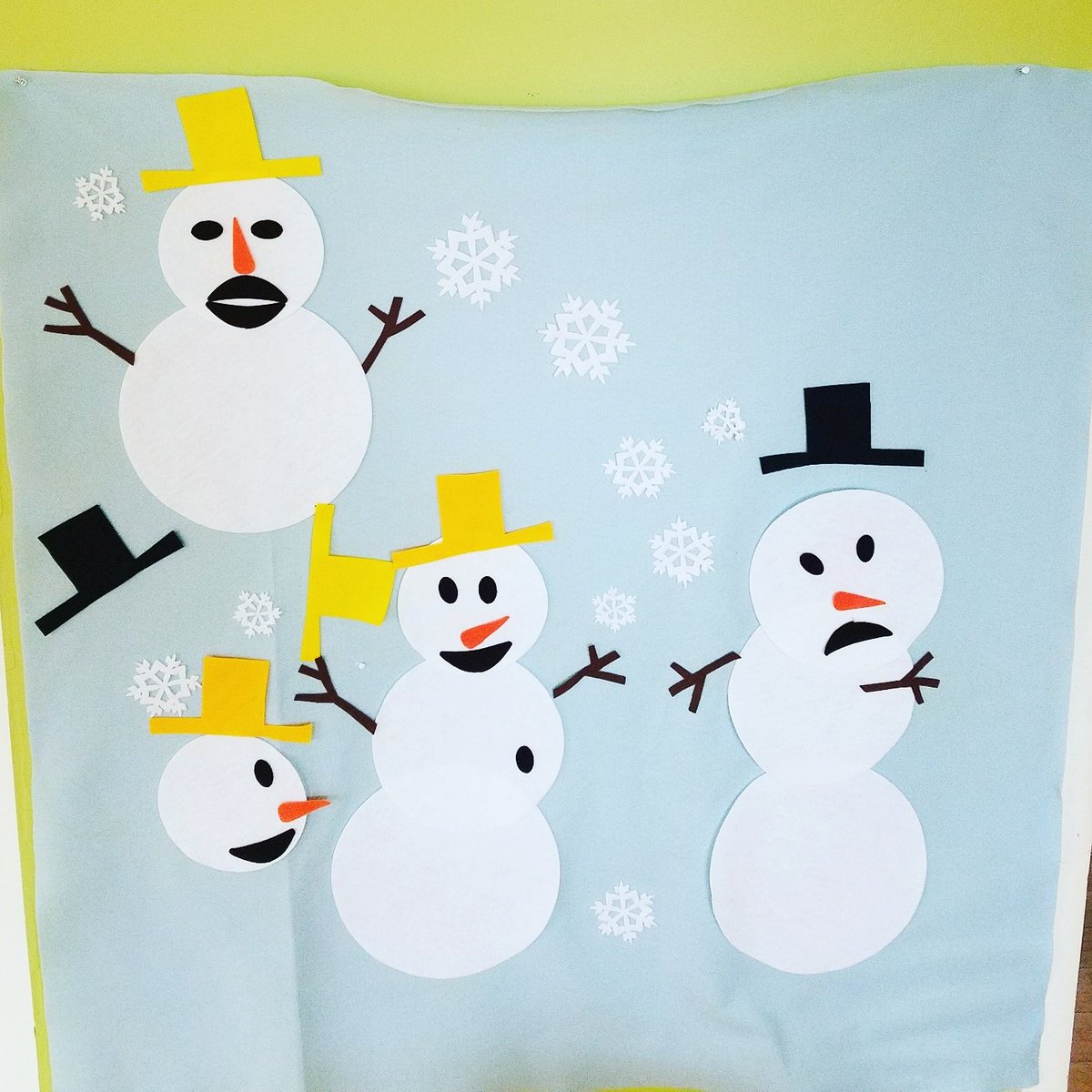 Today in #toddlerart the #kids placed #snowmen on our #felt board along with painting their own wooden snowmen.

#MommyandMe #art #cantonct #avonct #burlingtonct #simsburyct #farmingtonct #granbyct #farmingtonvalley #ctmom #ct #connecticut