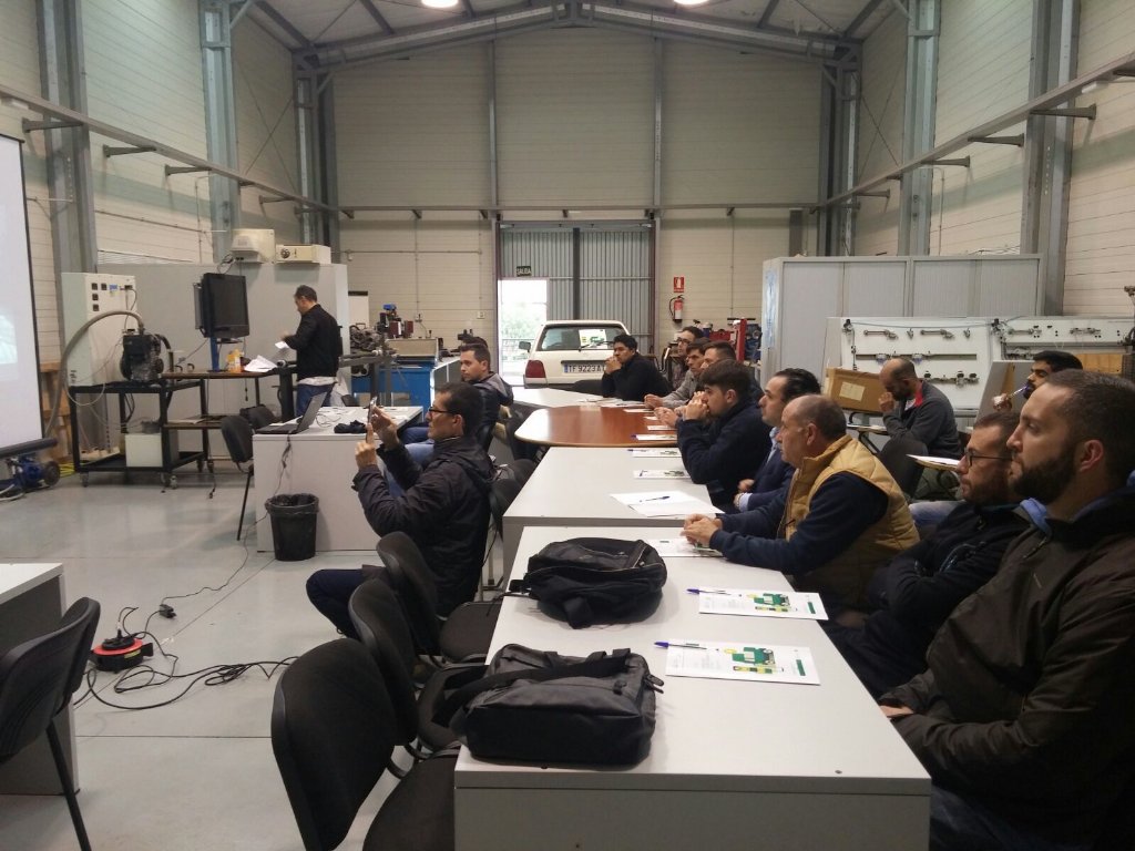 cocheelectrico's tweet photo. #CursoVE Comenzó el curso sobre Diseño y Conversión de vehículos eléctricos en la Universidad de la Laguna @CanalULL https://t.co/xdpI6A0Xe7