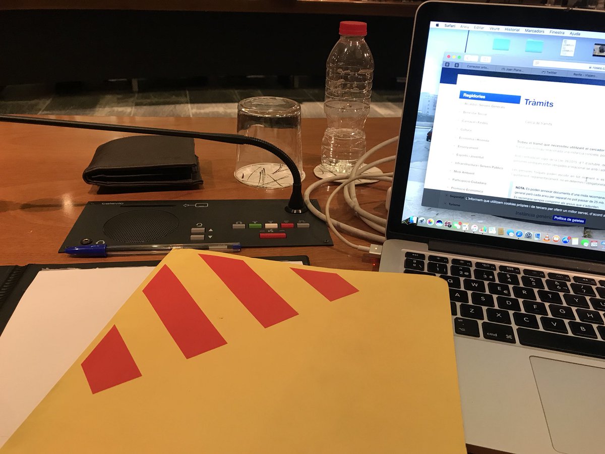 joan90plana's tweet photo. 🏛 Primer ple d’aquest 2018! Agafem-nos fort als seients, que segur que aquest any serà mogut i apassionant! 😜 #aRoses #pleRoses #fentderegidors #amigcamí #Ajuntament #CityHall #CasaMallol #PlaçaCatalunya #seguim https://t.co/gEumZeACIL