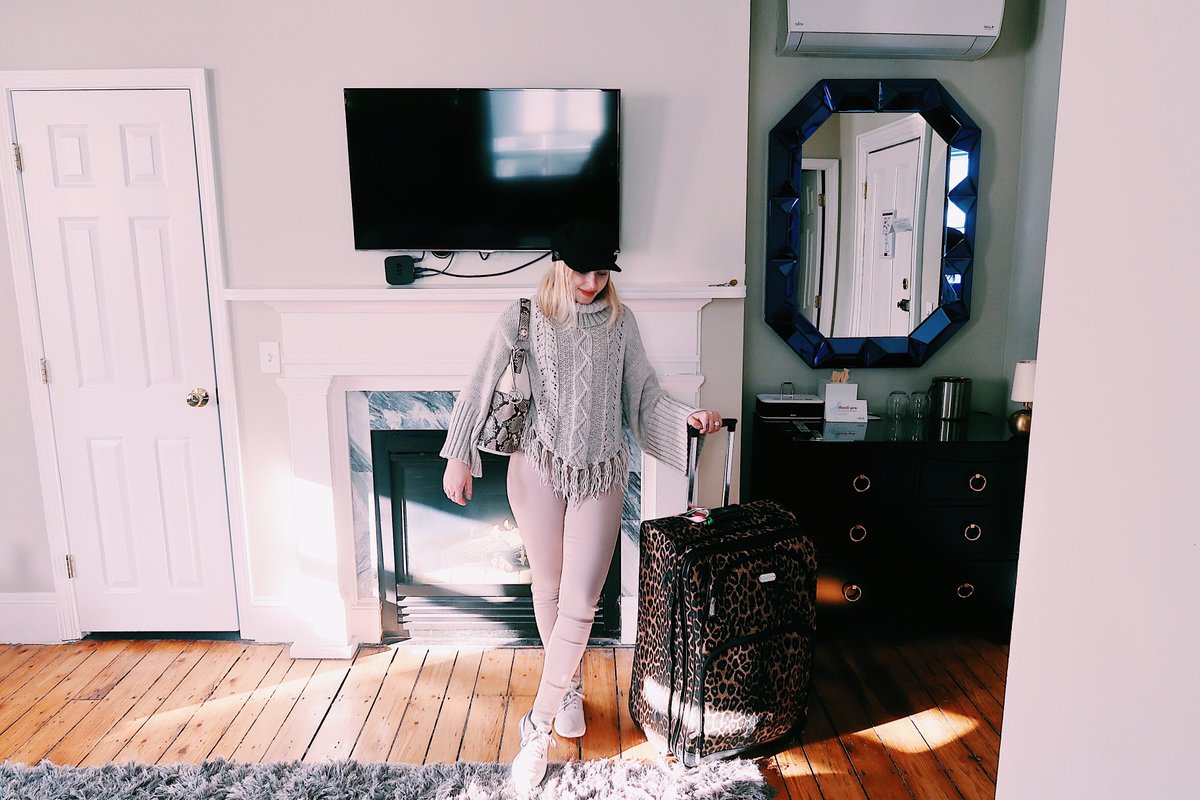 hollyhabeck's tweet photo. The boutique hotel of dreams...check out our stay at @LarkHotels Gilded in Newport, RI π >>> https://t.co/cwHHjF2uVP @DscvrNewport #NPTrightnow #onalark #travel #hotel #boutiquehotel #rhodeisland #newport #newportri #travelblogger #wanderlust https://t.co/SyDQsH2OJK