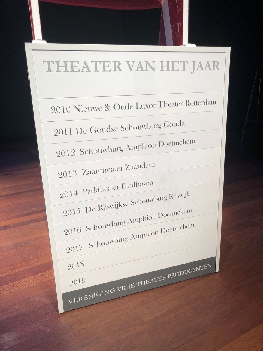 Amphion0314's tweet image. Langzaam dringt het in #Doetinchem door... Schouwburg Amphion is opnieuw verkozen tot Beste Theater van het Jaar!!! Wat zijn we trots! #vvtp #theatervanhetjaar2017 #kersopdetaart