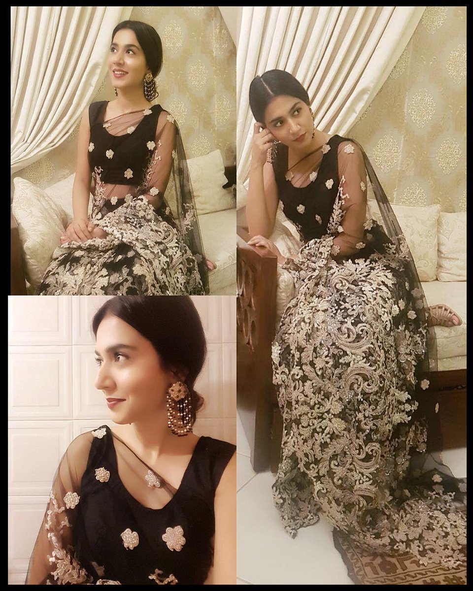 ShowbizAndNewz's tweet photo. #ManshaPasha STUNNED at Ayaan & Nimra’s VALIMA #AyaNimra wearing a black & gold SARI, earrings by #SamreenVance https://t.co/f4FmJ2Mdoc