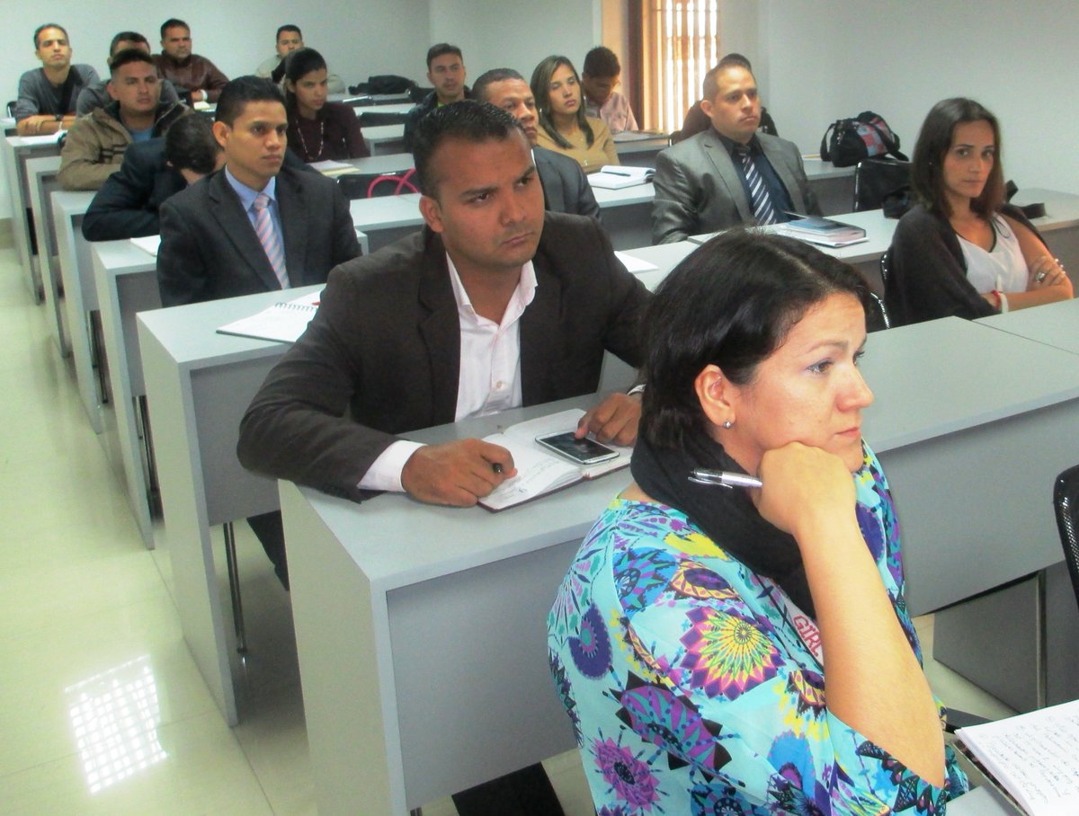 EscuelaFiscalMP's tweet photo. #AHORA | Este lunes, 16 servidores y servidoras del sistema de justicia venezolano y otros entes públicos, abogados y abogadas de libre ejercicio, se forman en nuestro taller "Tráfico Ilícito de Bienes Culturales" con la facilitadora Dra. Uni Urrieta #AFA #FENFMP https://t.co/yR4cSn6Yhz