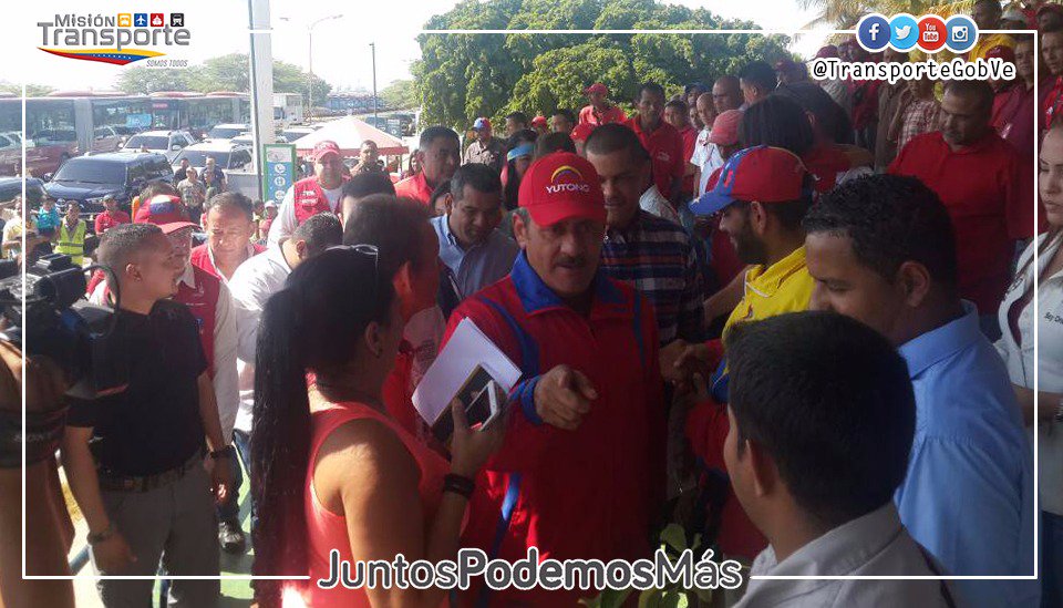 mintransporteve's tweet photo. #AHORA| Cumpliendo instrucciones del Pdte. Obrero @NicolasMaduro. El Min. M/G #CarlosOsorio hizo entrega de 35 unidades Yutong, para el Sistema Integrado de Transporte en Maracaibo #TransMara, junto a .@MetroMaracaibo_  #JuntosPodemosMás #MisiónTransporteSomosTodos https://t.co/vOe7WmtSiT