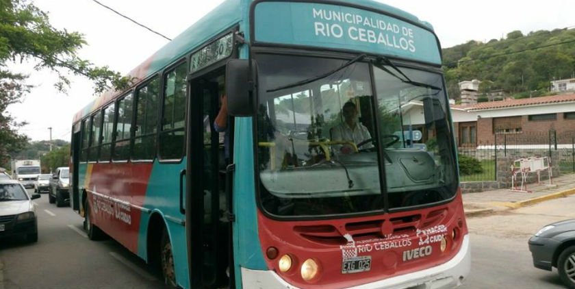 #RíoCeballos sumó su primer colectivo. Se trata de la adquisición del primer colectivo de la @MuniRioCeballos lo que permitirá, entre otras cosas, ahorrar en el alquiler para el traslado de los equipos de las diferentes disciplinas deportivas. infosierraschicas.com.ar/2018/01/el-mun…