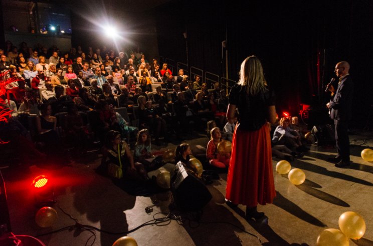 fasproject's tweet photo. Het FAS-project bestaat vijf jaar. Vijf jaar exposities, films, boeken en presentaties. Maar wat levert het op? Snappen mensen nu beter wat FAS inhoudt? Op 24 maart presenteren we vijf jaar FAS-project. Kom jij ook? #FASproject #fasd #uitnodiging
https://t.co/uzjH206asj https://t.co/jkK5r0uUbm