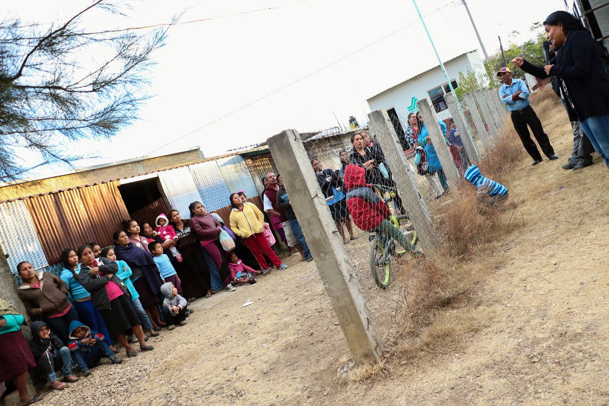 ocotlandmorelos's tweet photo. Agradezco a los habitantes de la colonia La Chilahua, del municipio de Ocotlán de Morelos #Oaxaca, por compartir sus inquietudes e intercambiar ideas para el beneficio de su comunidad https://t.co/dHsLGYb80d https://t.co/ZnH6Mdlwgc