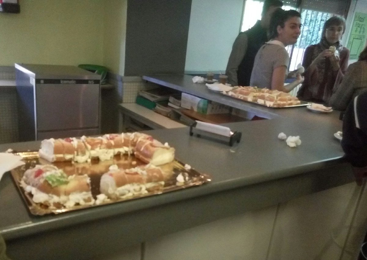 centrosanvalero's tweet photo. Merecida celebración de la trayectoria profesional de 25 años de varios trabajadores en #sanvalero esta mañana en el salón de actos de la escuela. Ha sido muy emotivo. Y hemos finalizado con el tradicional roscón. https://t.co/U5ST7ZoU2l