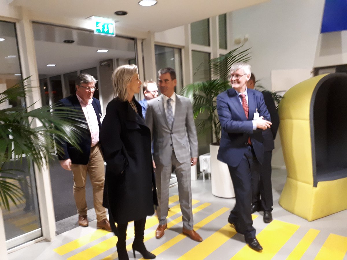 Een volle raadszaal met wethouders in gesprek met <a href="/KajsaOllongren/">Kajsa Ollongren</a>  over democratische vernieuwing. <a href="/gemeentehouten/">Gemeente Houten</a> <a href="/MinBZK/">Ministerie van BZK</a> <a href="/demchallenge/">Democratic Challenge</a>
