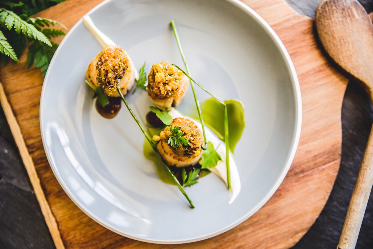 Who knows what #delicious and interesting #recipes you’ll pick up on one of our #cookery courses...how about scallops and chive bhajis?😍