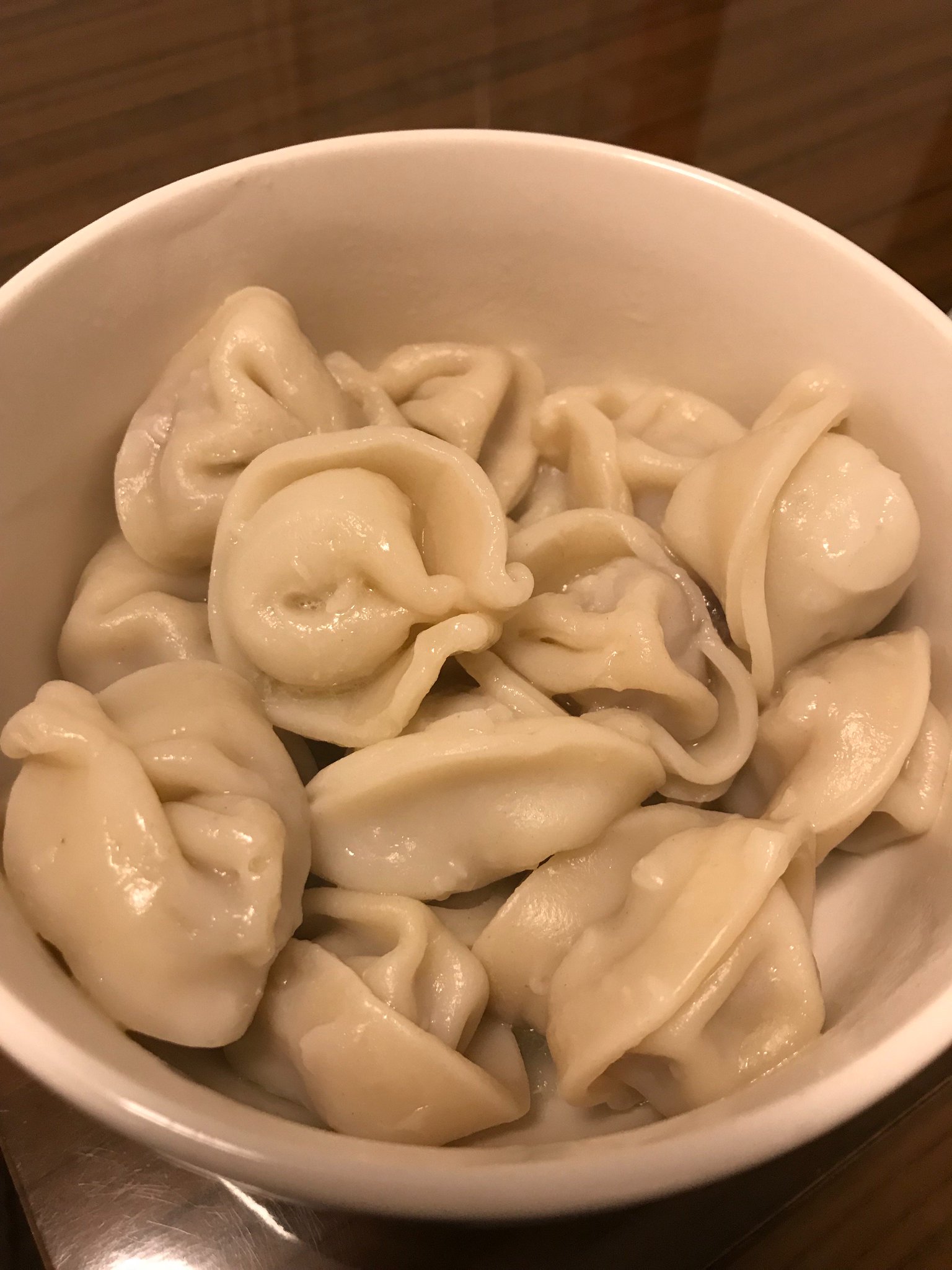 Пельмени домашние. Тарелка пельменей. Пельмешки гифки. Пельмень с глазками. Пельмени.